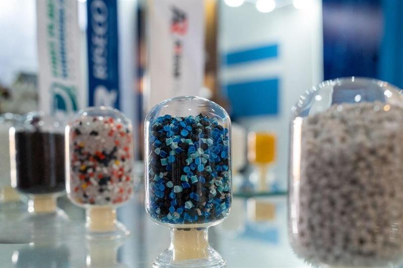 تأثیر حضور شرکت‌های دانش‌بنیان در ایران پلاست بر نوآوری‌های صنعتی